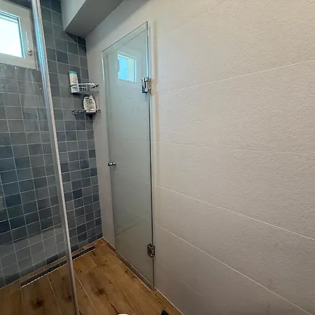 Smile Old With Free Parking And Sea View