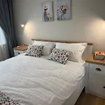 Smile Old With Free Parking And Sea View